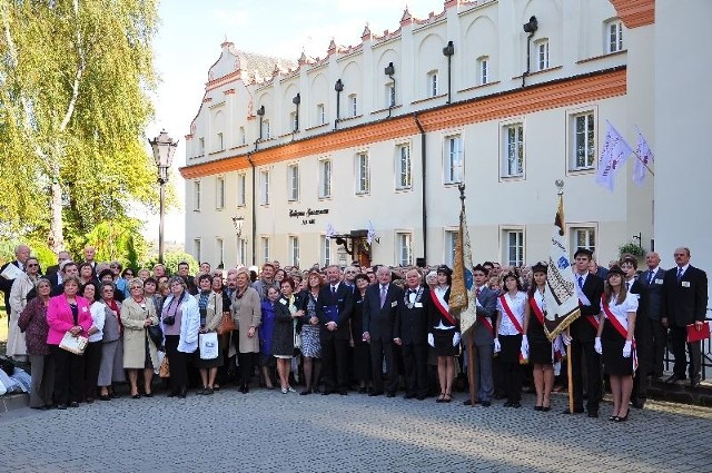 Było wspólne zdjęcie uczestników zjazdu przed budynkiem szkoły.