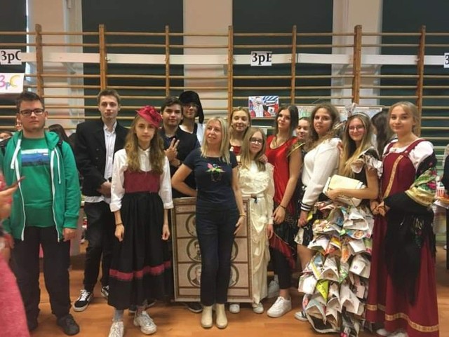 Małgorzata Kuśmierczyk-Balcerek ze swoimi uczniami z klasy III pB podczas festynu ekologicznego we wrześniu tego roku.