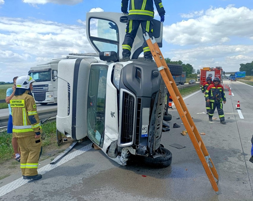 Po wypadku, bus wywrócił się na bok