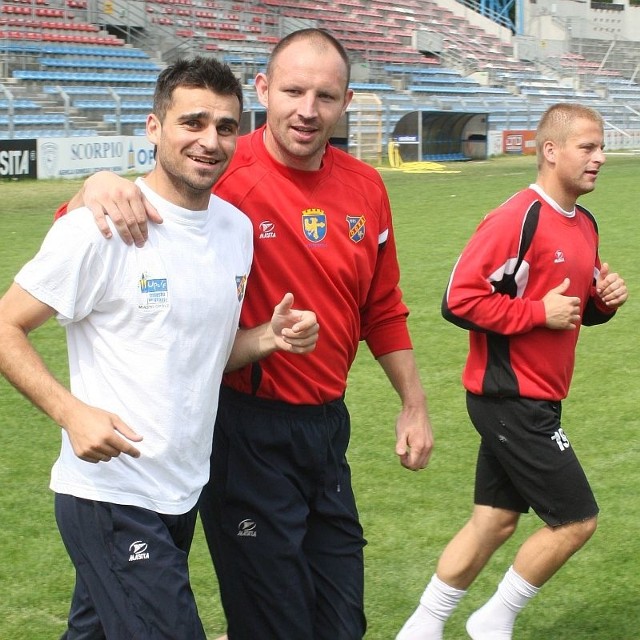 Madrin Piegzik (z lewej) w piątek trenował z Marcinem Feciem (w środku) i Marcelem Surowiakiem.