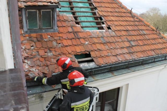 Jeszcze w nocy straż zabezpieczyła uszkodzony dach plandekami.