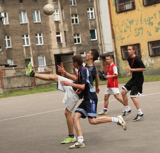 Zajęcia sportowe w II LO w Słupsku, z atrakcyjną nagrodą dla zwycięzców, to sposób na to, żeby uczniowie przychodzili do szkoły w ostatnim tygodniu roku szkolnego. 