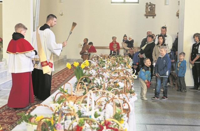 W Wielką Sobotę we wszystkich kościołach odbywa się święcenie pokarmów.  W tradycyjnej święconce nie może zabraknąć chleba, jajka, soli, suchej wędliny, chrzanu i baranka.