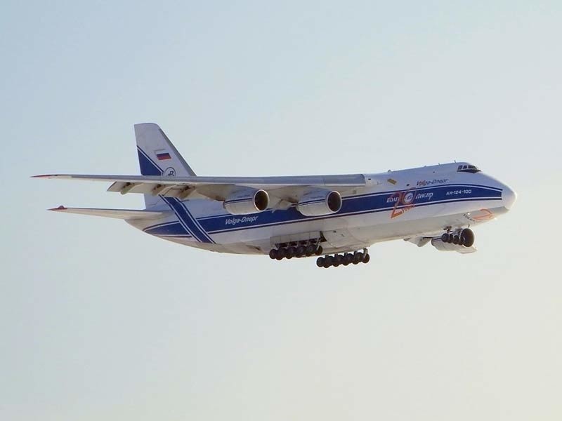 Samolot AN-124 tuż przed lądowaniem na lotnisku Rzeszów...