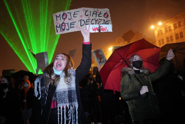 Protesty kobiet, które nie zgadzają się na zaostrzenie aborcji, nie ustają. Panie blokują drogi, organizowane są strajki generalne, a także wieczorne manifestacje. Również w Poznaniu.