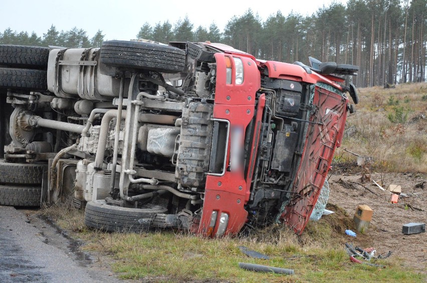 Wypadek na trasie Bytów-Dziemiany. 20-letni kierowca ranny