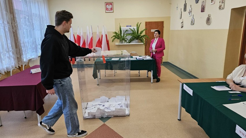 Trwa druga tura wyborów samorządowych 2024 w gminie Łopuszno w powiecie kieleckim. Zobacz na zdjęciach, jak przebiega głosowanie