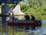 Skoczył z mostu do rzeki. Przypadkowy świadek ruszył mu na ratunek. Obaj zniknęli pod wodą