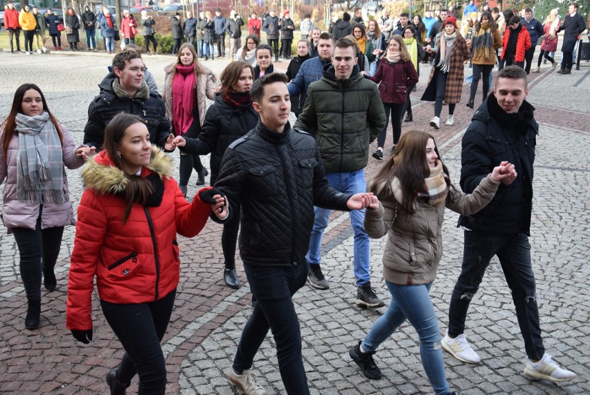 Polonez maturzystów w Kędzierzynie-Koźlu. Na placu Wolności zatańczyło 150 uczniów. Zobacz, jak im poszło [ZDJĘCIA, WIDEO]