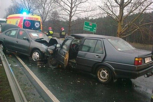 Na śliskiej drodze doszło do czołowego zderzenia.