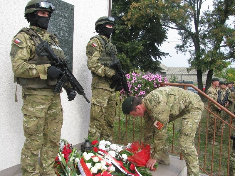 Kwiaty złożono również pod tablicą ku czci pomordowanych...