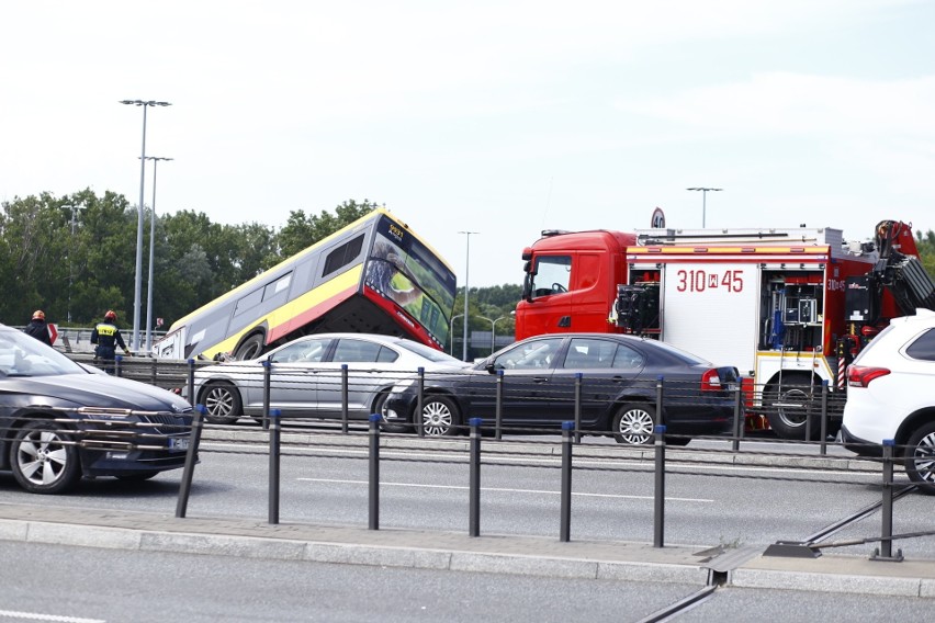 Wypadek autobusu w Warszawie. Spadł z wiaduktu...