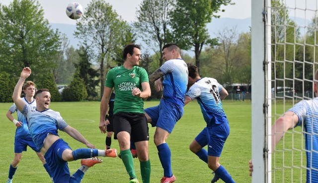 V liga piłkarska Wadowice, Niwa Nowa Wieś - Górnik Brzeszcze 4:0 (7 maja 2022). Na zdjęciu: Mariusz Piskorek (z lewej) ustrzelił hat-tricka dla Niwy. Dwa gole zdobył głową.
