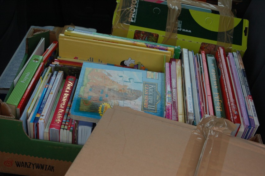 Armia Wolontariuszek przekazała książki kościerskiemu szpitalowi [ZDJĘCIA]