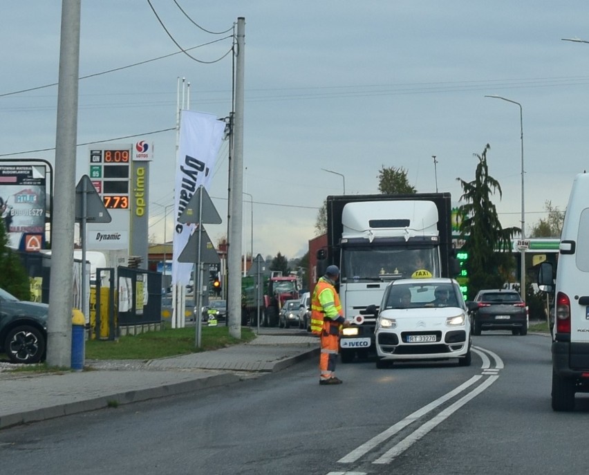 Uwaga kierowcy! W środę przez Sandomierz jedzie się wolniej. Na odcinku drogi krajowej 77 wprowadzono ruch wahadłowy. Zdjęcia