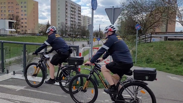 Lato to okres, w którym funkcjonariusze straży miejskiej w Jaworznie realizują patrole rowerowe terenu miasta. Strażnicy na rowerach w ramach programu "Tarcza", kontrolują skwery, parki, drogi rowerowe i tereny rekreacyjne, gdzie latem chętnie odpoczywają mieszkańcy Jaworzna.