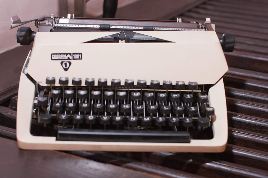 W latach PRL popularne były maszyny do pisania. Obecnie...
