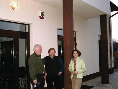 W czwartek po południu trwały ostatnie przygotowania do otwarcia bogucickiej świetlicy. Od lewej: Jan Murzyn, Janusz Kończyk i Ewa Wesołowska. Fot. Jolanta Białek