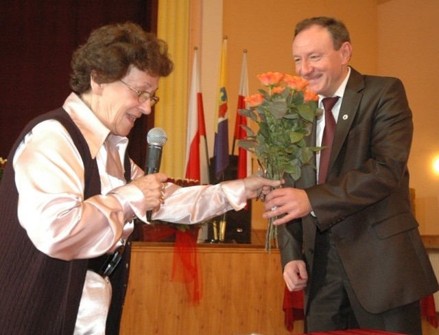 Krystyna Polak gratuluje Sylwestrowi Lewickiemu