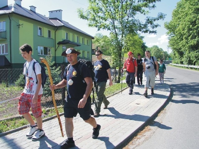 Pielgrzymi na drodze św. Jakuba z Rokietnicy do Jarosławia.