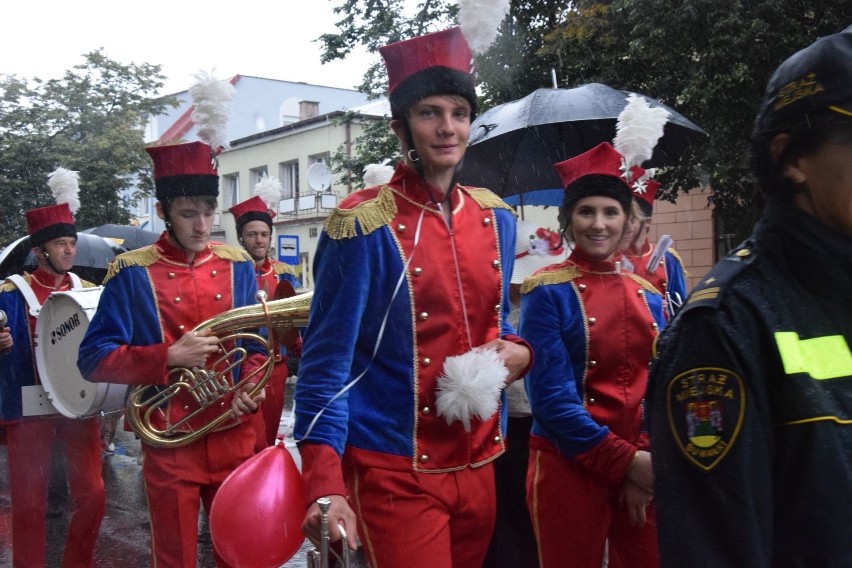 Suwałki: Jarmark Kamedulski. Parada kapeluszy w strugach deszczu (zdjęcia)