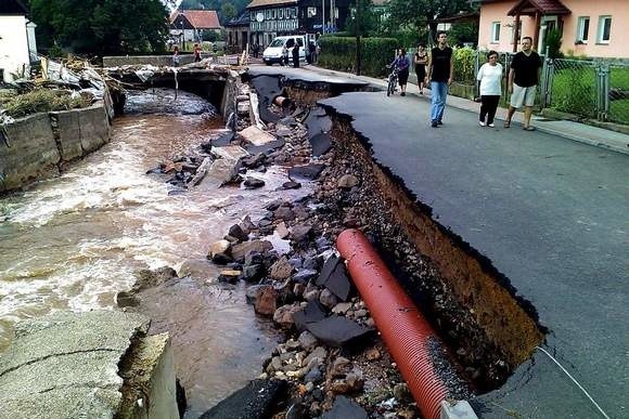 Jedna z ulic Bogatyni. Gmina bardzo ucierpiała w wyniku powodzi.