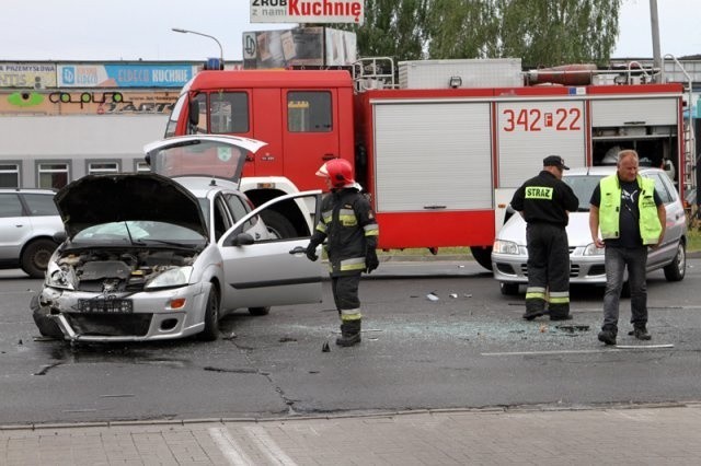 Przy Intermarché na ul. Batorego zderzyły się dwa auta