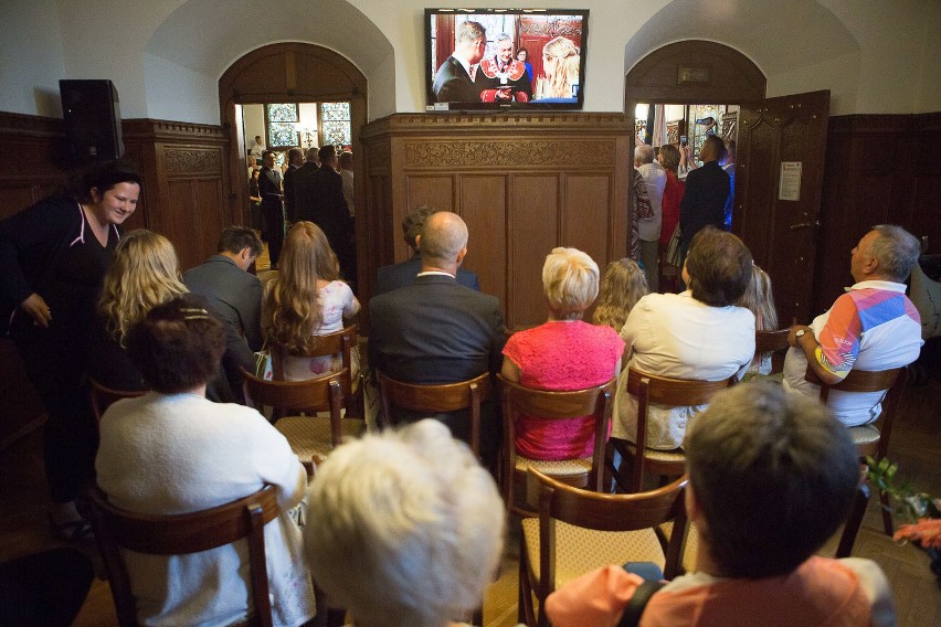 W sobotę (25.08) prezydent Słupska Robert Biedroń udzielił...