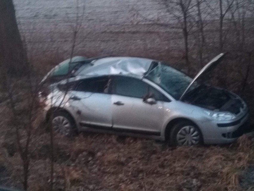 Citroen wypadł z drogi i dachował na trasie wojewódzkiej nr...