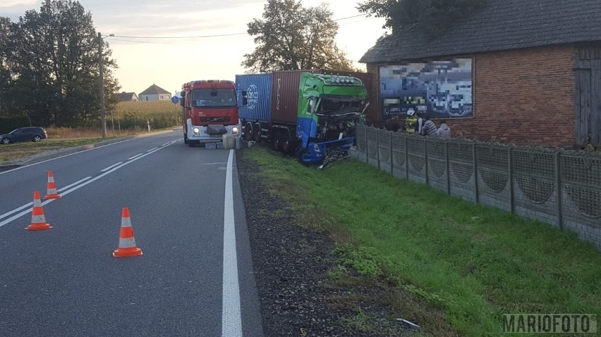 Dębina. Wypadek na drodze krajowej Kluczbork-Gorzów Śląski. Jeden z kierowców zakleszczony w pojeździe