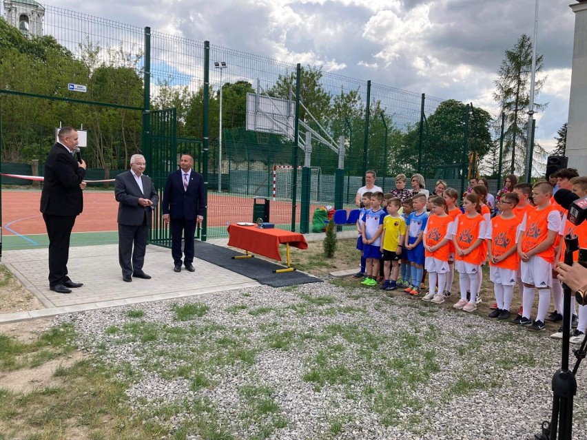 Boisko sportowe w Tarłowie oficjalnie otwarte. Już cieszy dzieci i dorosłych piłkarzy 