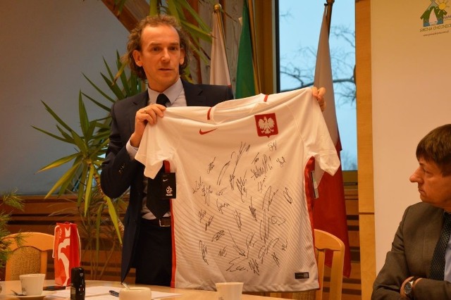 Ale fant! Wicestarosta Marek Szczepański przekazał dla Orkiestry koszulkę z autografami narodowej reprezentacji w piłce nożnej