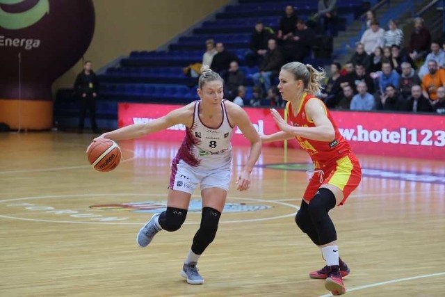 Monika Grigalauskyte (z lewej) w meczu ze Ślęzą Wrocław rzuciła 10 punktów