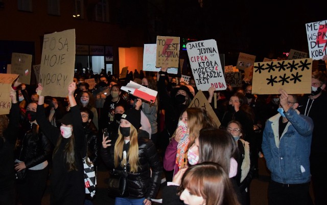 W centrum Mogilna pojawiło się jeszcze więcej protestujących niż w minioną niedzielę, 25 października.