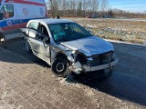 Wypadek w Dębinkach (gmina Zabrodzie). Ucierpiały trzy osoby. 23.01.2022. Zdjęcia