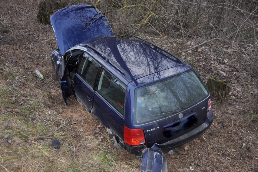 Wypadek na trasie Biała Piska – Sulimy. Zderzenie podczas wyprzedzania. Dwie osoby trafiły do szpitala