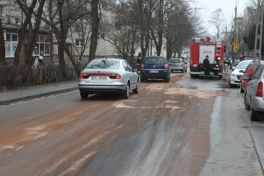 Wielka plama oleju i zablokowana ulica w Kielcach