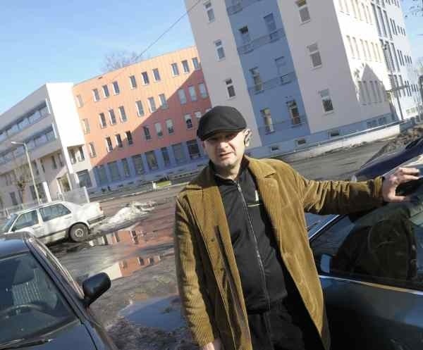- Urząd skarbowy powinien już dawno pomyśleć o większym parkingu - przekonuje Zbigniew Zadrożny, mieszkaniec ulicy Drzymały, któremu jeden z klientów US zablokował wyjazd z garażu.