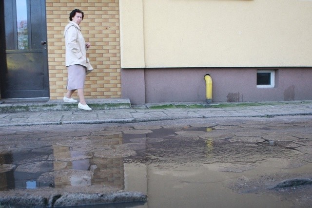 Tak po ostatnim deszczu wyglądał wjazd na podwórko przy ulicy Solskiego 4. 