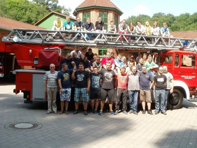 Czerszczanie ze swoimi przyjaciółmi z Niemiec zrobili sobie pamiątkowe zdjęcie przy jednym z samochodów strażackich. Niestety, nie wszyscy mogli usiąść u góry na drabinie.