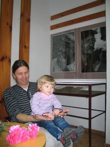Jan Chmielowiec, autor wystawy podczas wernisażu z 2,5 roczną wnuczką Marysią.
