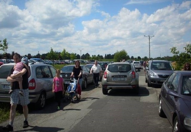 Taki widok w rejonie parkingu przy ul. Parkowej to w weekendy norma. Natężenie ruchu jest duże, a kierowcy parkują gdzie popadnie. System zarządzający ruchem mógłby pomóc rozwiązać problem.