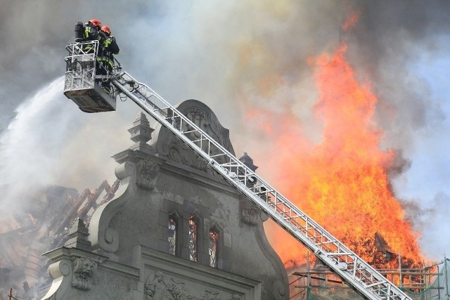 W konkursie Łódzkie ratuje zabytki wprowadzono zmiany: o "środki pozakonkursowe" będzie się można starać na remont zabytku, jeśli ucierpiał wskutek zdarzenia nagłego, jak pożar czy powódź. Na zdjęciu pożar zabytkowego rektoratu Politechniki Łódzkiej z lipca 2016 r.
