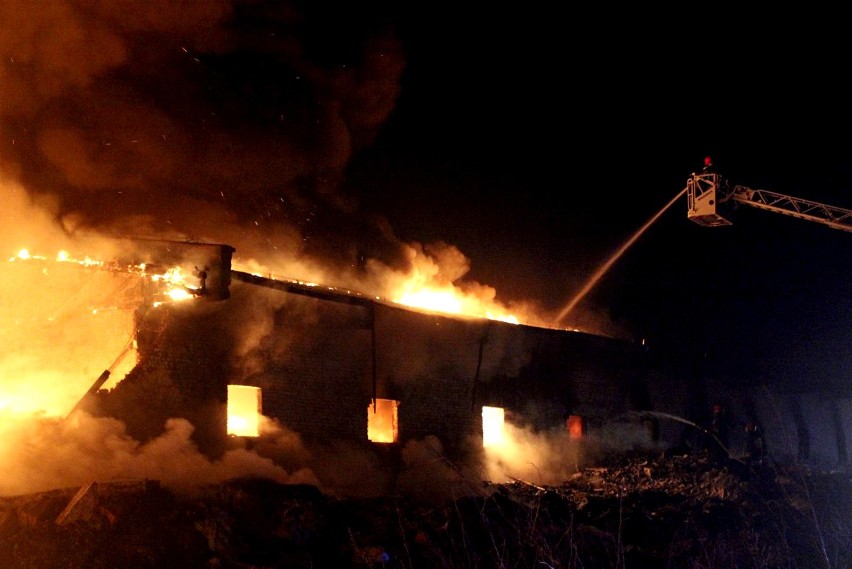 Pożar dawnej hali poprodukcyjnej na terenach Fakory