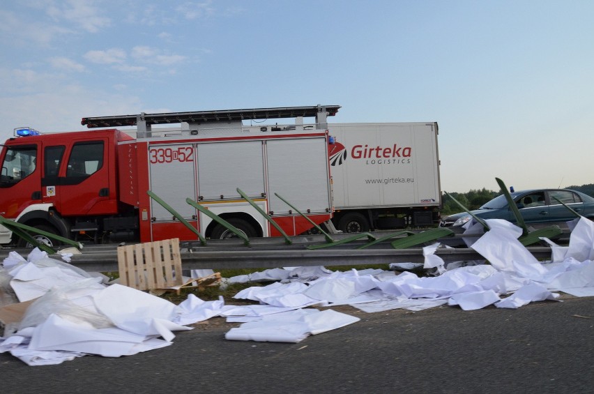 Wypadek na AOW: Cieżarówka uderzyła w barierki. Papier na autostradzie (ZDJĘCIA)