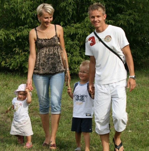 Paweł Sobolewski z żoną Ewą, synem Dawidem i córeczką Amelią uwielbiają wspólne spacery.