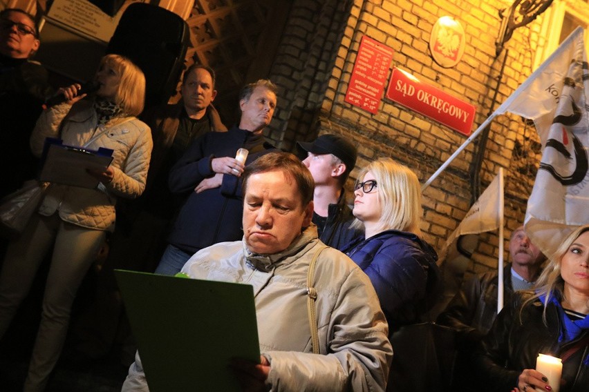 Fotorelacja z dzisiejszego protestu KOD-u pod budynkiem Sądu...