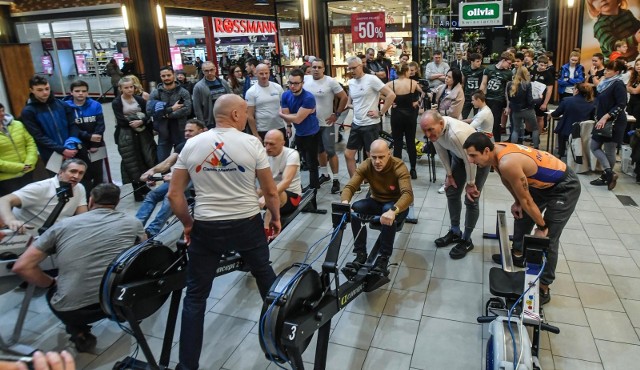 W Centrum Handlowym "Rondo" w Bydgoszczy przy ul. Kruszwickiej 1 odbyło się Wiosłowanie dla Wielkiej Orkiestry Świątecznej Pomocy. Mieszkańcy grodu nad Brdą, sportowcy, politycy pokonali łącznie na ergometrze 163 km, co dało 2. miejsce w rywalizacji  ośmiu miast. Na taki dystans złożyła się praca 326 osób. To rekord, bo rok temu dystans 151,5 km wypracowało 303 bydgoszczan.Triumfatorem w 2020 roku okazał się Toruń: 164,5 km oraz 329 osób. Rywalizacja trwała 10 godzin.ZOBACZ ZDJĘCIA ZE ZMAGAŃ W CH Rondo w Bydgoszczy >>>>>>