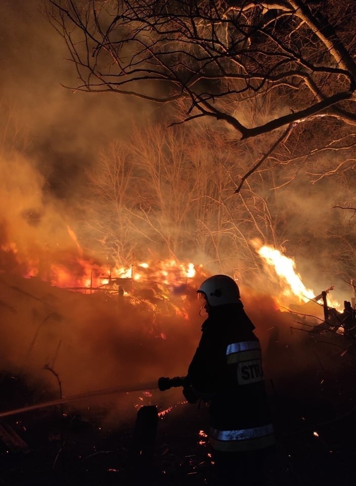 Łosiniany. Duży pożar budynków gospodarczych blisko granicy z Białorusią. Strażakom pomagali żołnierze [ZDJĘCIA]  