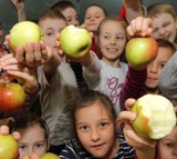 Jak przekonać dzieci do jabłka i marchewki? Nasze szkoły to wiedzą